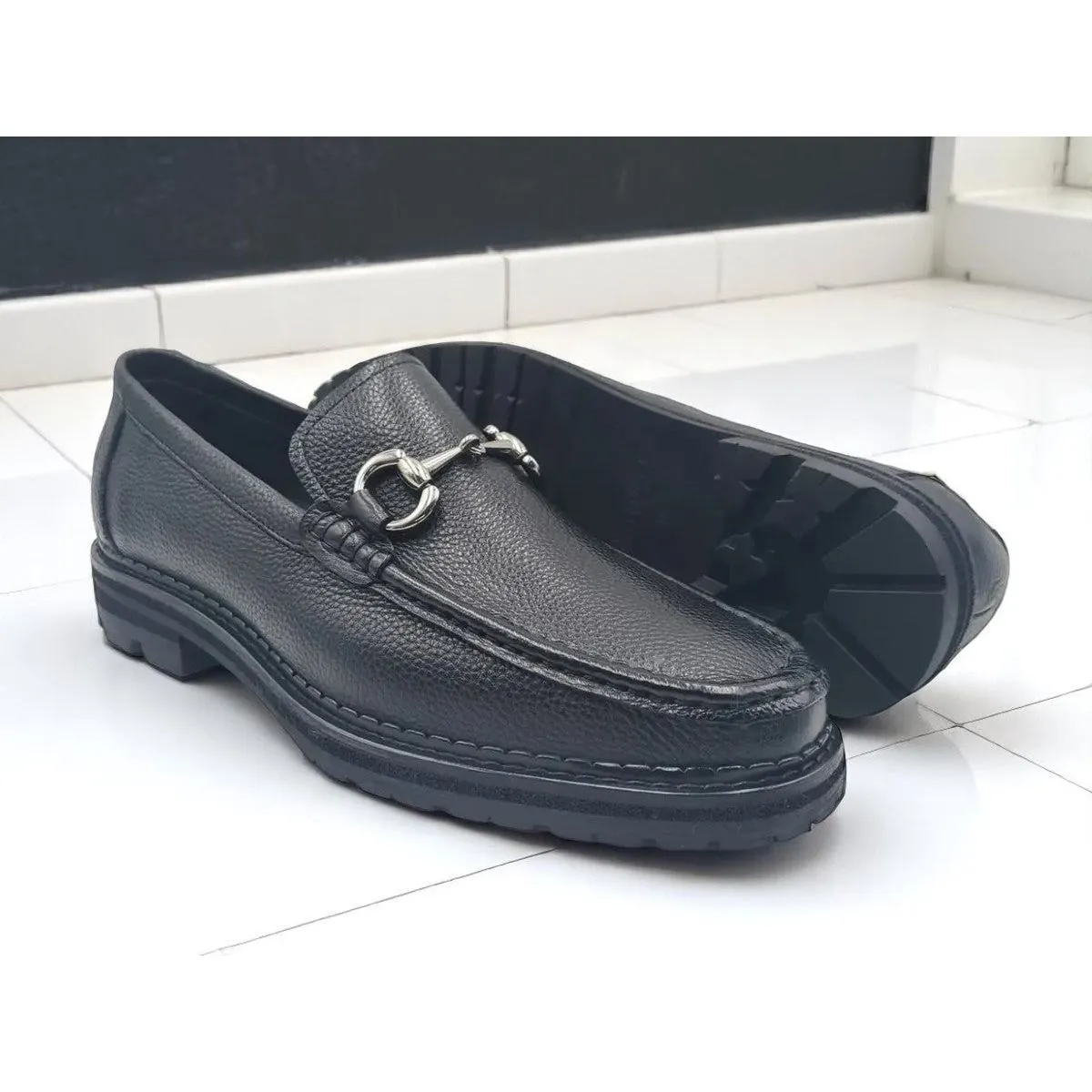 Soft Landing Timeless Design Carrucci Black Horsebit Lug Bottom Casual Loafer Pebble Leather Shoe