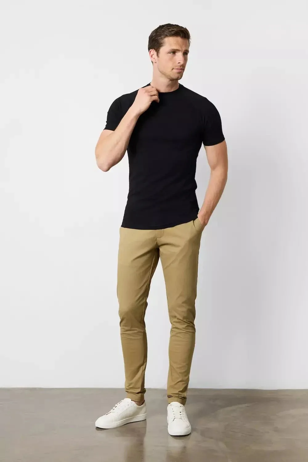 Athletic Fit T-Shirt in Black Curved Hem