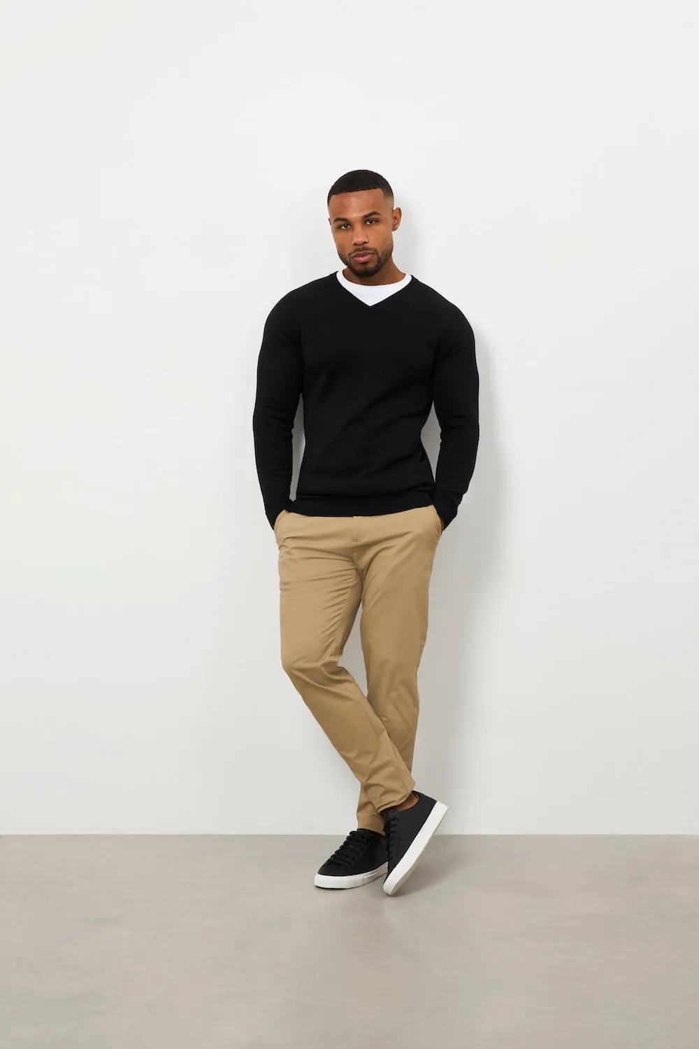 Fame Glow Modern Outfit Pure Cotton Knitted V-Neck Sweater in Black