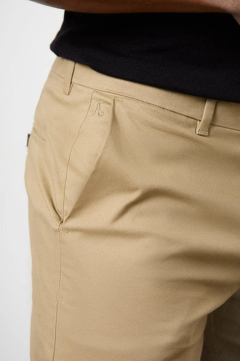 Adjustable Fit Athletic Fit Chino Shorts 5" in Dark Sand