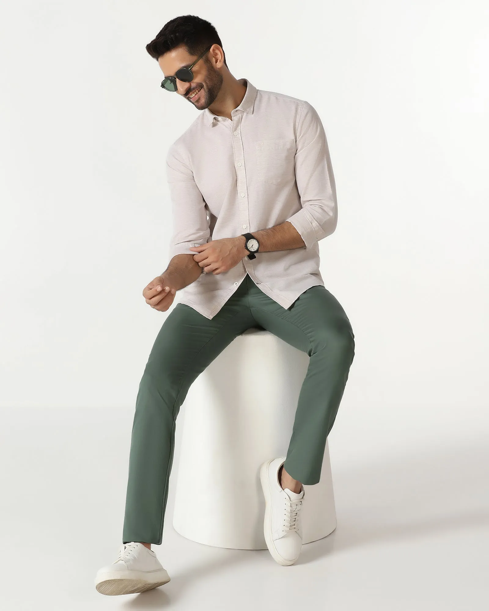 Structured fabric Stylish Fit Green Solid Khakis - Janis
